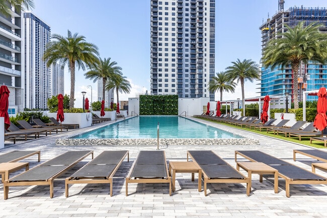 Pool - Bezel Miami Worldcenter
