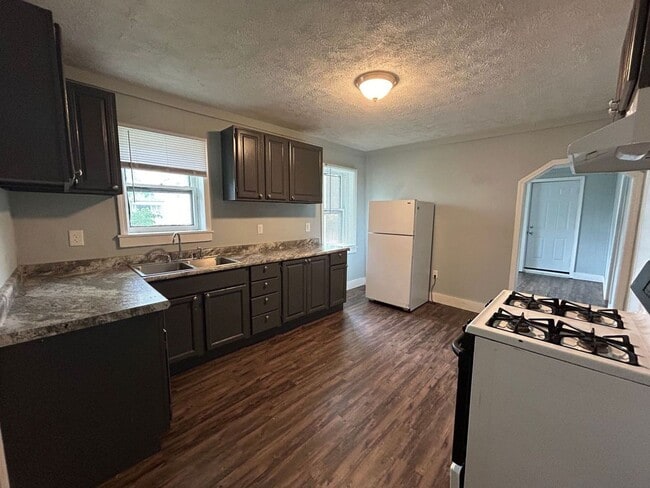 Building Photo - Beautiful 2 bedroom