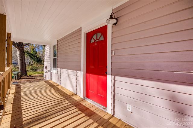 Building Photo - 208 Forest St