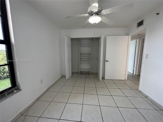 Foto del edificio - 9688 Fontainebleau Blvd