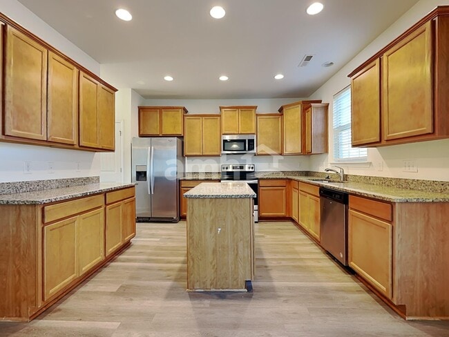 Building Photo - 185 Clubhouse Dr