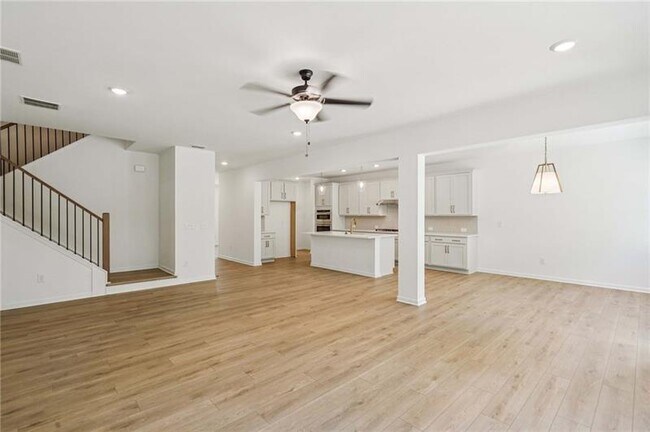 Building Photo - 240 Silverleaf Trl