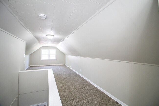 Building Photo - 3 Bedroom 1 Bathroom Fully Remodeled