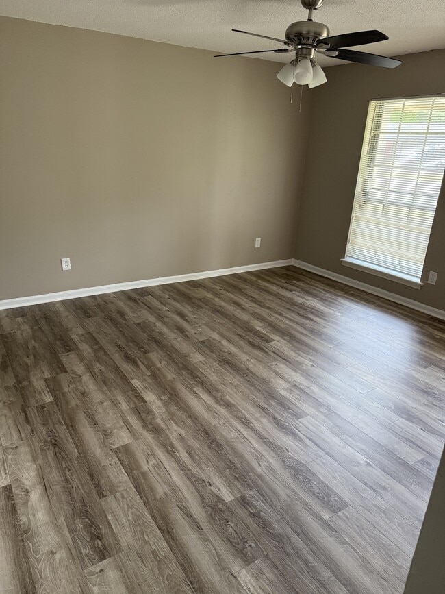 Building Photo - 2881 Normandy Dr