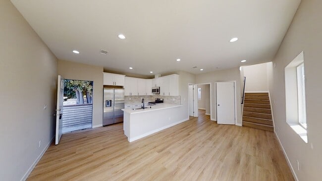 Building Photo - 4BD/2BA on Stewart!