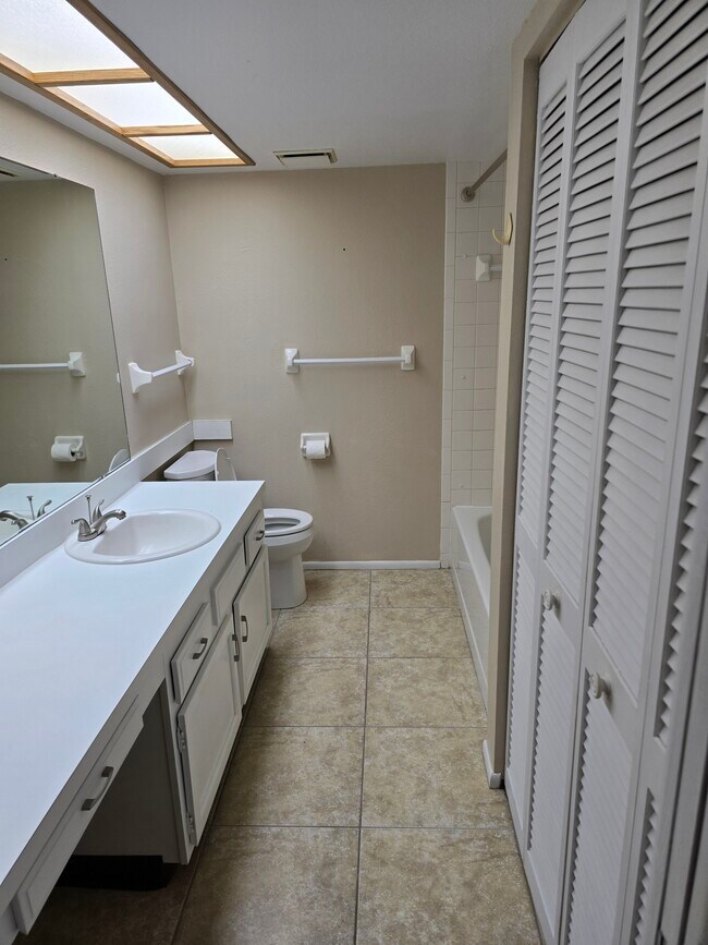 Building Photo - 210 Woodlake Wynde