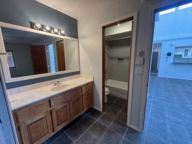 Foto del edificio - 2 bed 2 Bath Sawmill Gem!