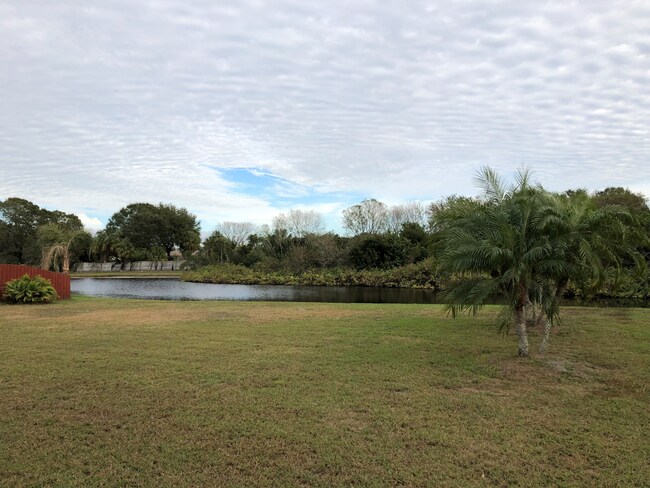 Foto del edificio - Affordable 3/2 with beautiful  Pond view