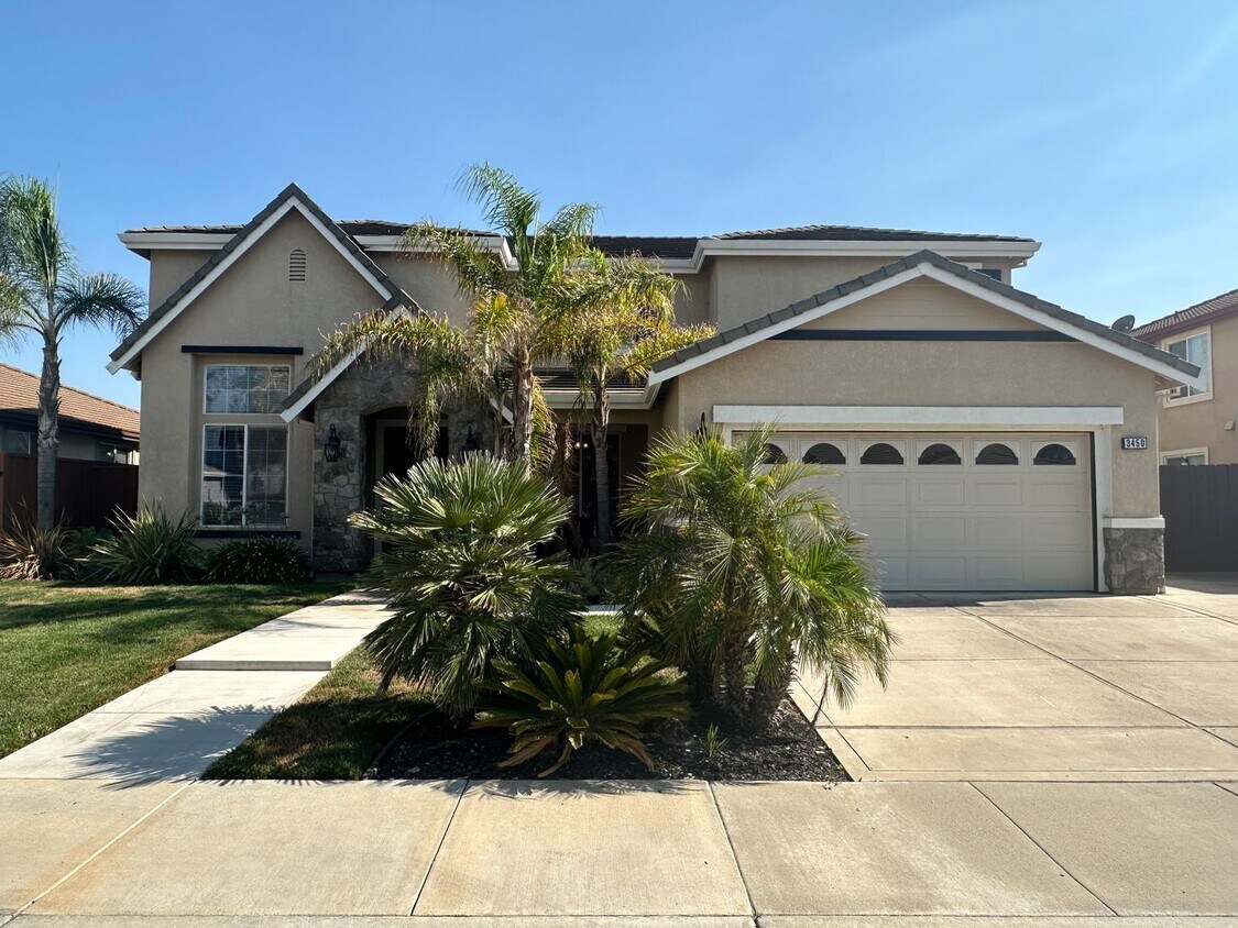 Primary Photo - Gorgeous 5 Bedroom 2.5 Bath in gated Disco...