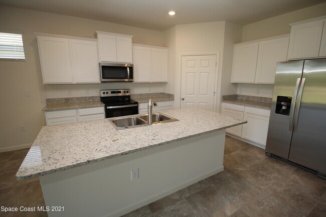 Building Photo - 708 Acadia Ct SE