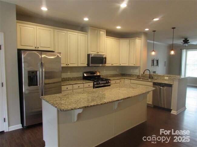 Building Photo - 1604 Lovers Lawn Trace