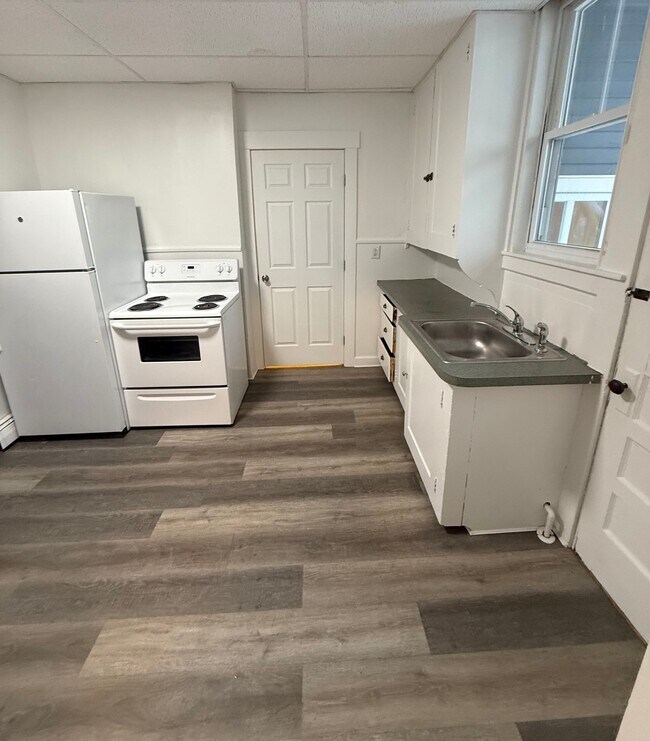 Building Photo - 173 Cook St