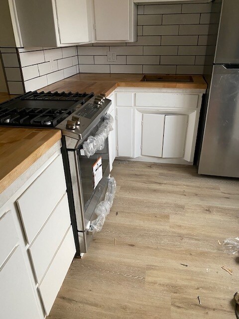 Flooring hardwood throughout apt - 375 Delmas Ave