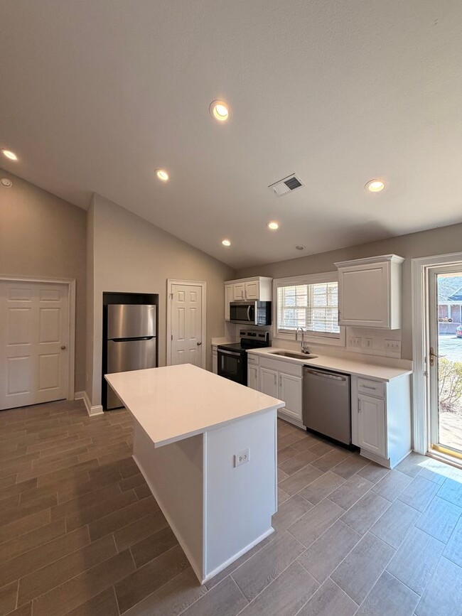 Building Photo - Newly Renovated!