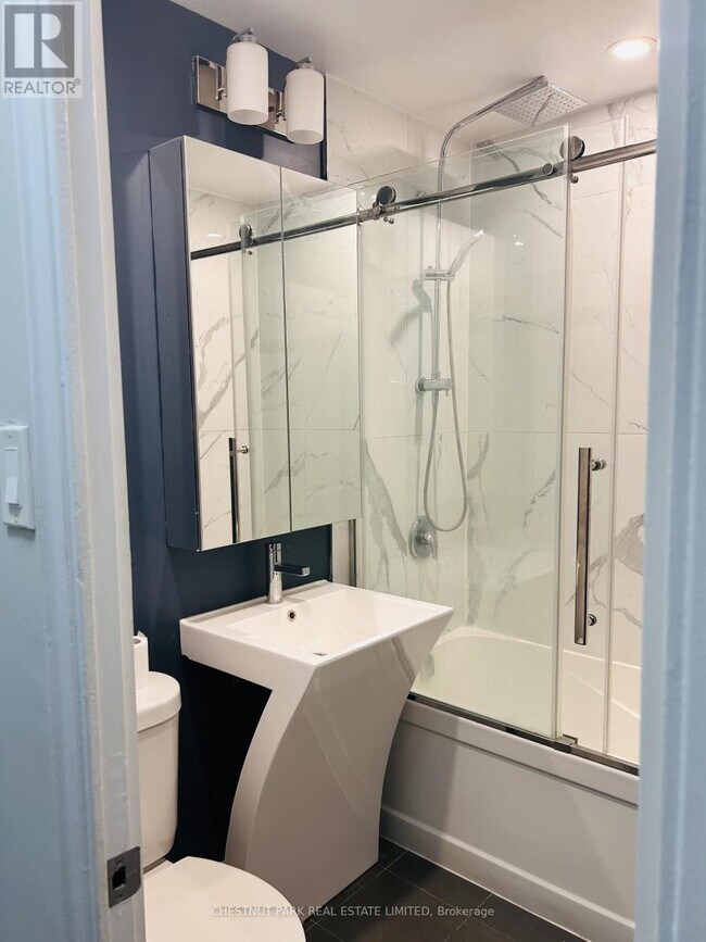 Photo du bâtiment - 2 Superior Ave