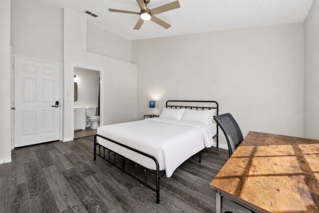 Foto del edificio - 4214 Plantation Cove Dr