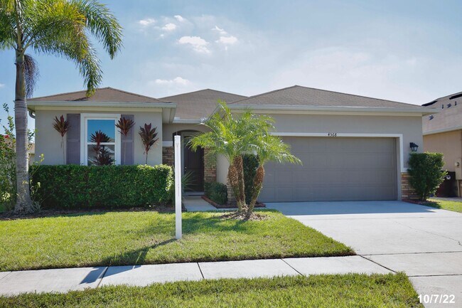 Foto del edificio - Beautiful 3/ 2 Home with a 2 Car Garage and a Water view- St Cloud!