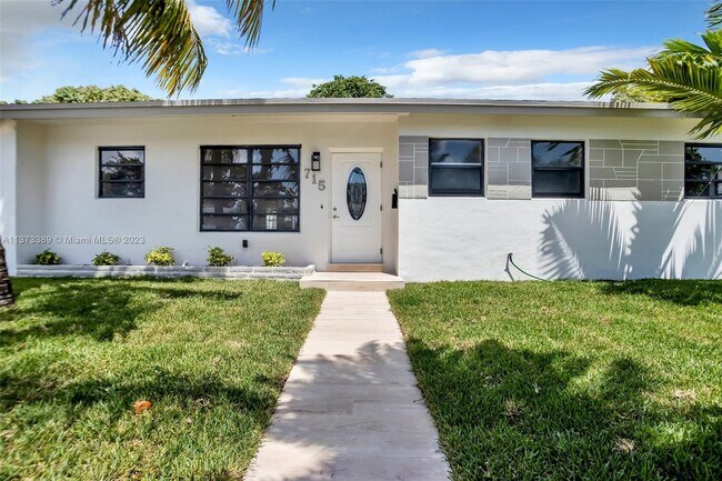 Foto del edificio - 715 NE 178th St
