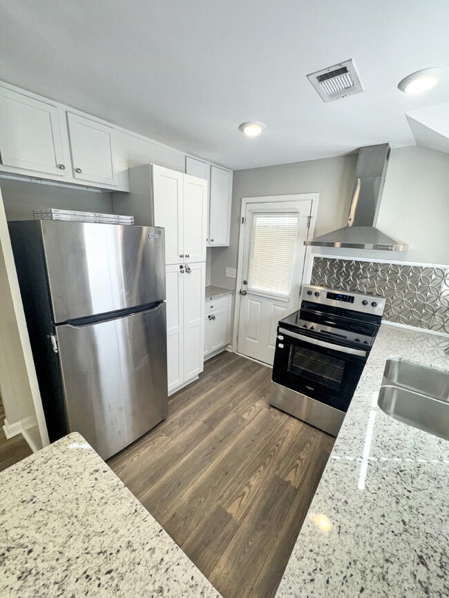 Building Photo - Newly Updated Jefferson Home with Spacious Backyard