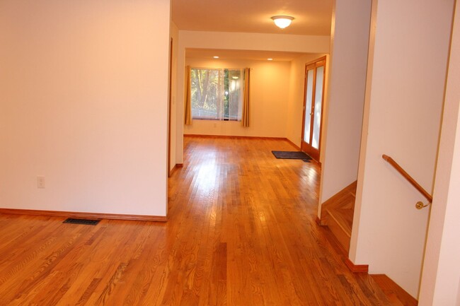 Foto del edificio - East Renton Highlands 4 Bedroom 2 Bathroom