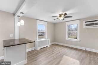 Building Photo - 818 N Stiles Ave