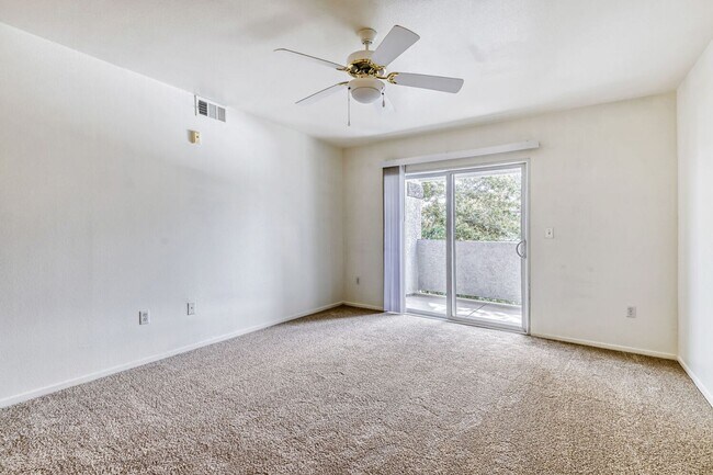 Foto del edificio - 1 Bedroom 2nd Floor Unit With Balcony!