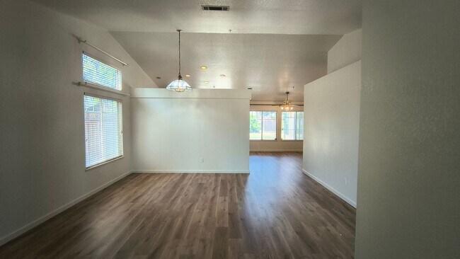 Foto del edificio - Brand New Flooring and FRESH Paint - SPACIOUS 3 BEDROOM HOUSE IN LIVERMORE!!!
