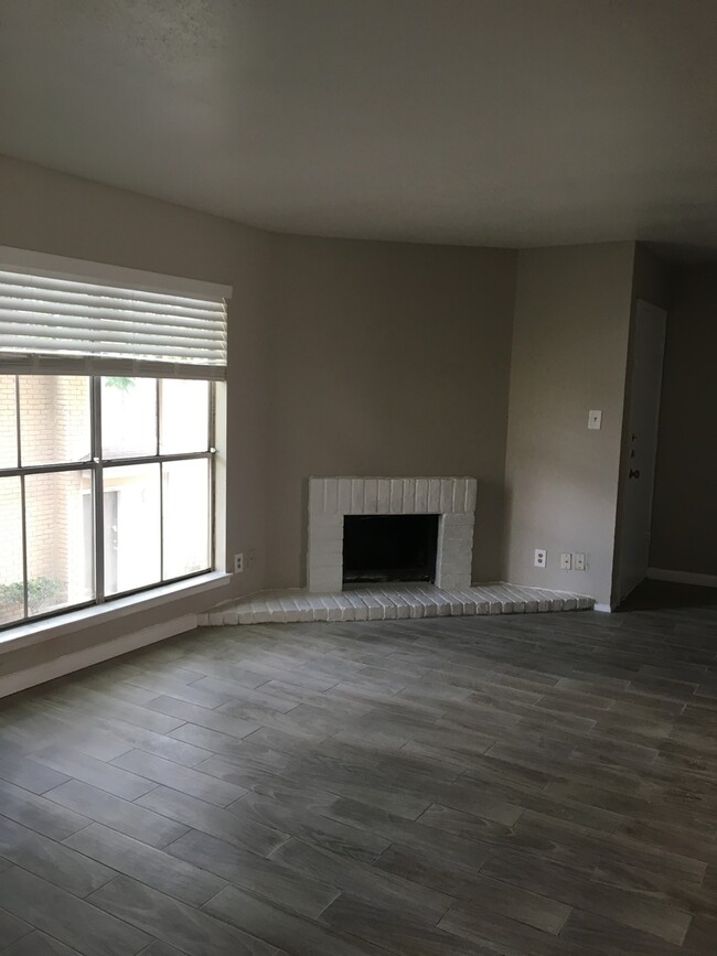 Building Photo - 3 bed, 2 bath, second floor condo