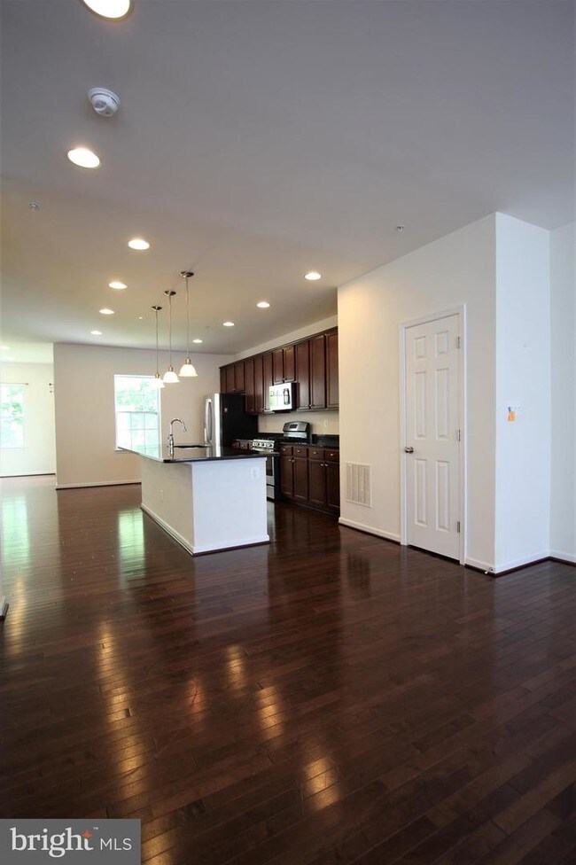 Building Photo - 665 English Ivy Way