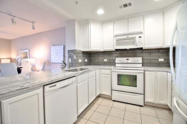 Building Photo - Luxury 2-Bedroom Monte Vista Condo with Downtown Views & Monthly House Cleaning Included