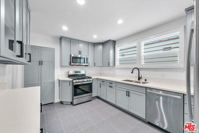 Foto del edificio - 358 S Camden Dr