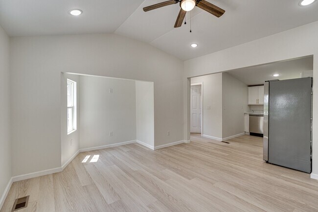 Foto del edificio - 887 Kinsey St