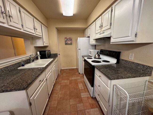 Foto del edificio - Fully Furnished 3 bedroom, close to everything! Flexible terms, easy application process!