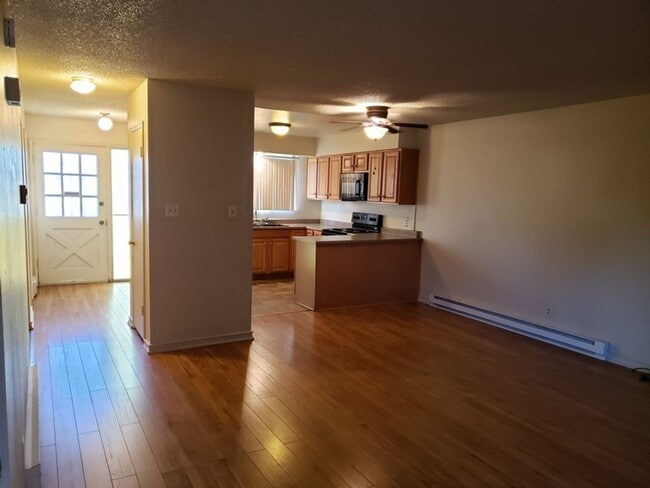 Building Photo - 2 Bedroom 1.5 Bath Townhome with Washer...