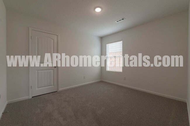Building Photo - Large 4 Bedroom Home!