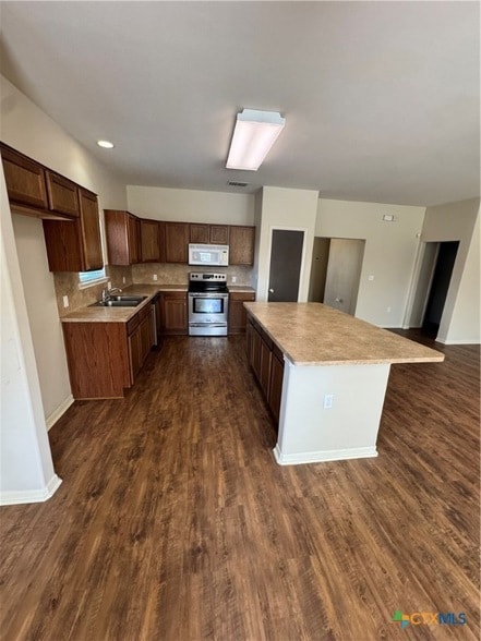 Building Photo - 106 Pin Oak Ct