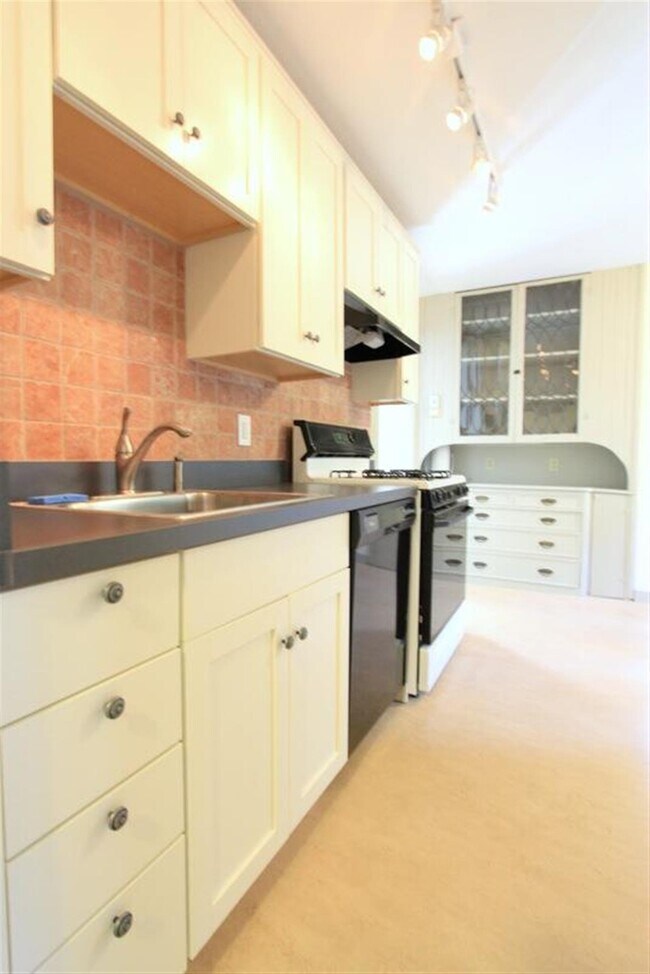 Building Photo - 12 Saginaw Ave