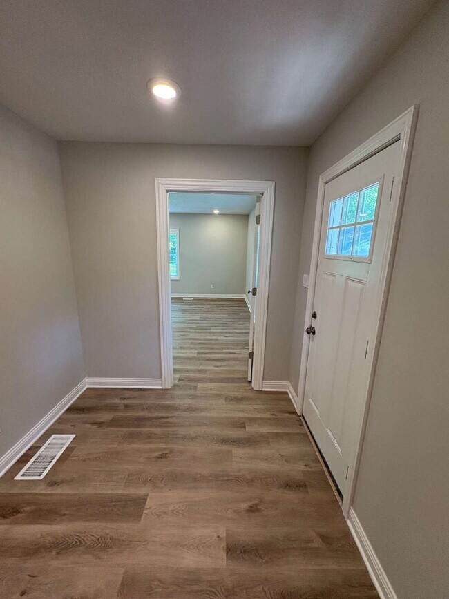 Building Photo - 3 bed, 2 bath House for Rent!