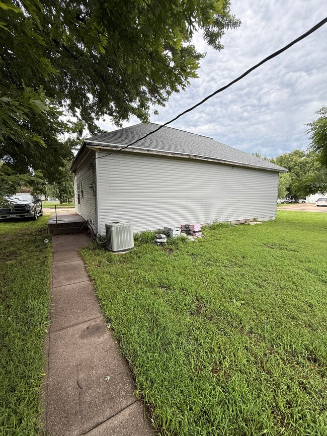 Building Photo - 603 2nd St
