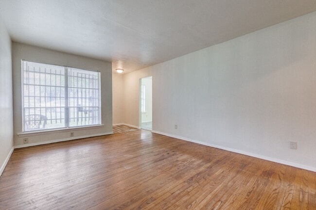 Building Photo - Dynamite Duplex with Backyard in Dallas!