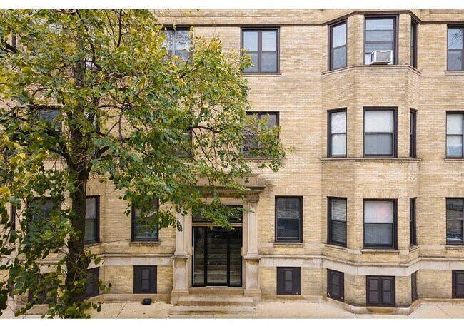 Building Photo - 923 W Waveland Ave