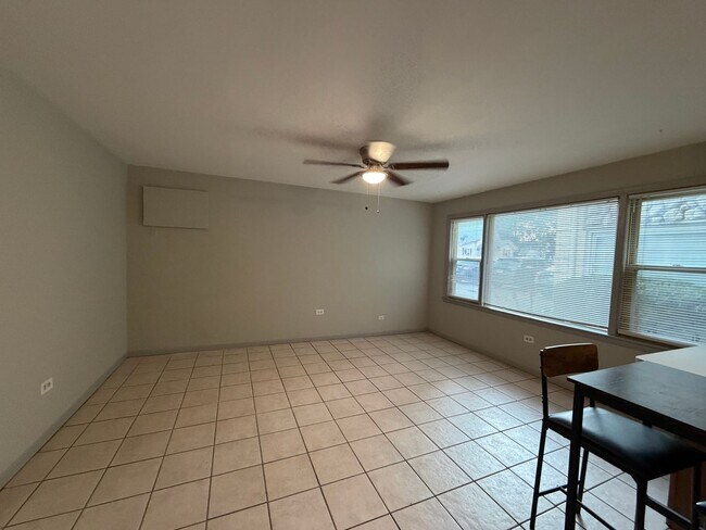 Foto del edificio - 8039 W Grand Ave
