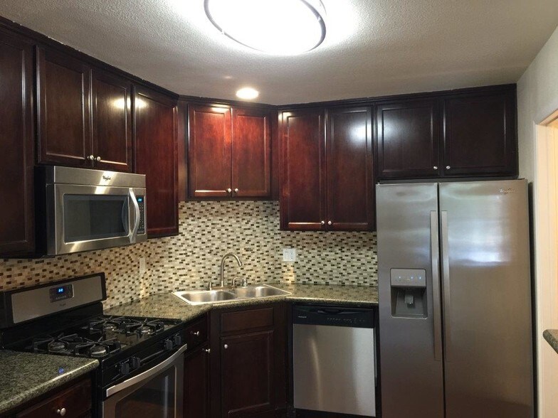 Versailles on the Lake Apartments Rentals Santa Ana, CA