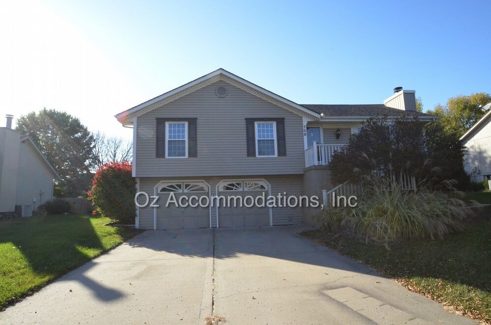 Primary Photo - 708 NE Bryant Dr