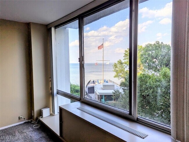 Foto del edificio - 12700 Lake Ave