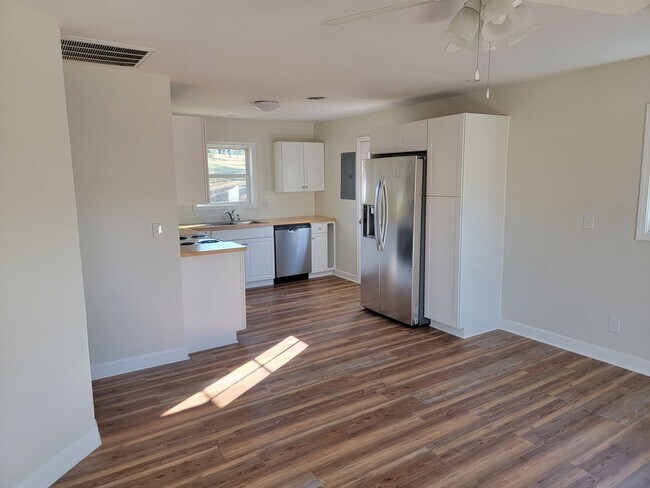 Building Photo - 2 Bedroom 1 Bathroom House