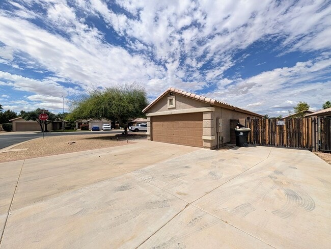 Building Photo - 15746 W Elm St