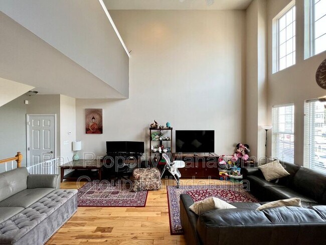 Building Photo - 2142 Verona Dr