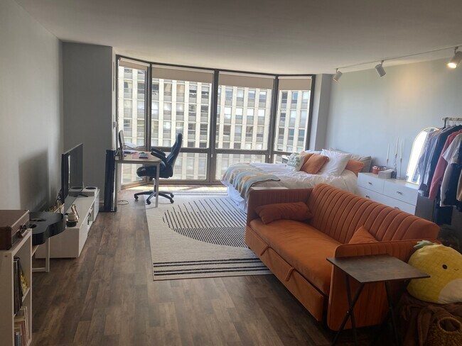Foto del edificio - 2650 N Lakeview Ave