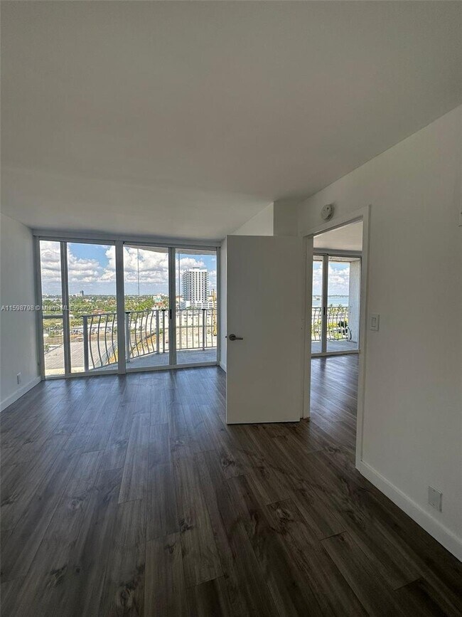 Foto del edificio - 7601 E Treasure Dr